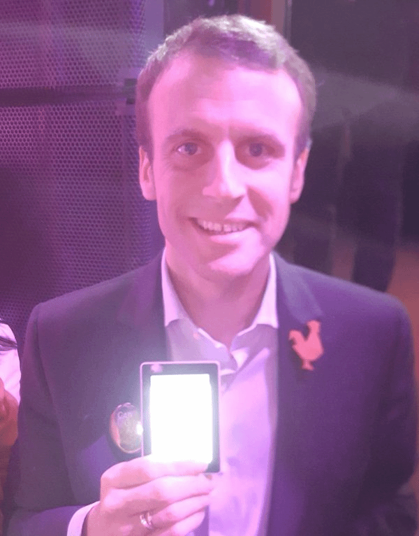Il presidente francese Emmanual Macron mostra un portafoglio hardware Bitcoin Ledger