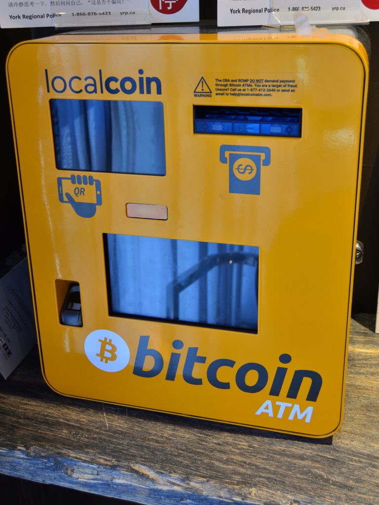 带有比特币徽标的橙色比特币ATM，可能不是最便宜的购买比特币的方式